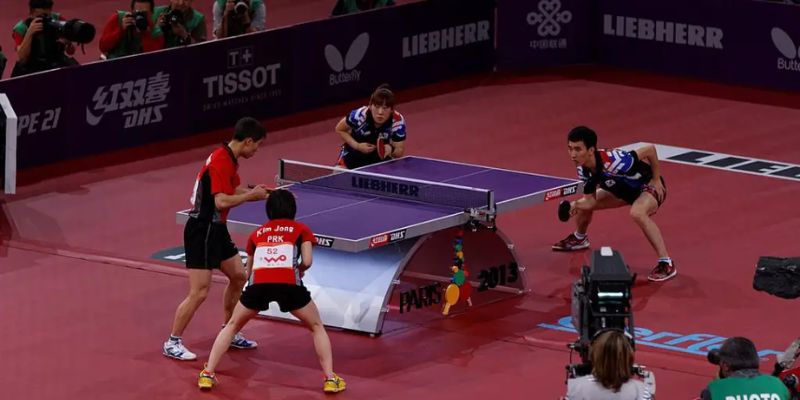 Hình ảnh của một trận đánh đôi trong bộ môn bóng bàn